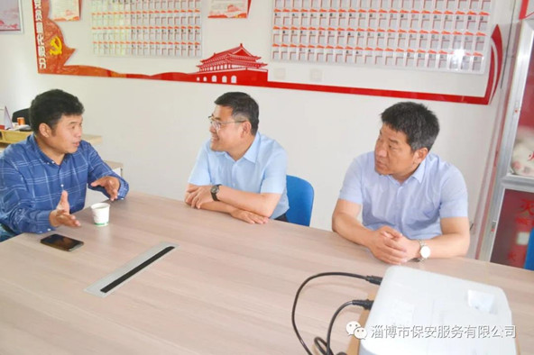聽取社區(qū)工作人員對社區(qū)基本情況和群眾反映的意見、需求的介紹.jpg